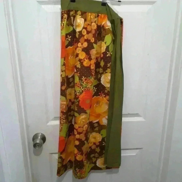 Beautiful Reversible Apron - Picture 2 of 7